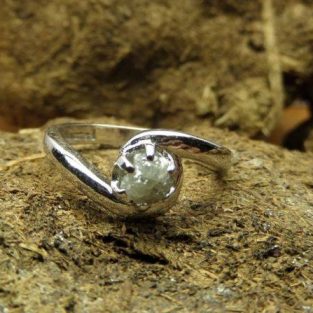 לכלה ולערב: טבעת כסף בשיבוץ יהלום גלם לבן 0.50 קרט