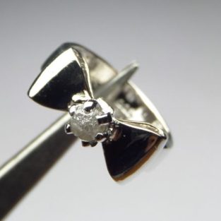 לכלה ולערב: טבעת כסף בשיבוץ יהלום גלם לבן