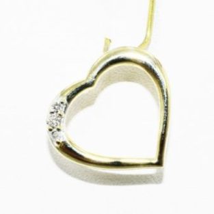 תכשיט לכלה ולערב: תליון זהב צהוב 10 קרט עיצוב לב בשיבוץ 3 יהלומים לבנים