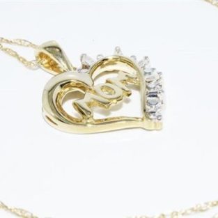 תכשיט לכלה ולערב: תליון ושרשרת זהב צהוב בשיבוץ 4 יהלומים לבנים לב ו- mom
