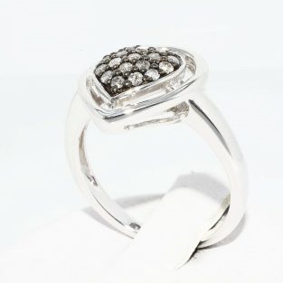 תכשיט לכלה ולערב: טבעת כסף עיצוב לב בשיבוץ 18 יהלומים אפורים מידה: 7