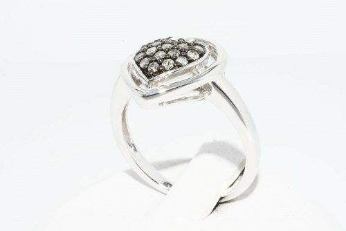 תכשיט לכלה ולערב: טבעת כסף עיצוב לב בשיבוץ 18 יהלומים אפורים מידה: 7