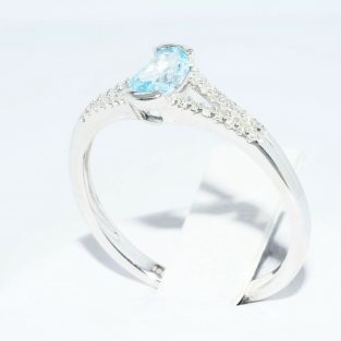 תכשיט לכלה ולערב: טבעת זהב לבן 10 קרט בשיבוץ טופז כחול + 28 יהלומים לבנים מידה: 7.25