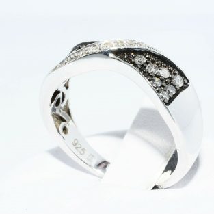 תכשיט לכלה ולערב: טבעת כסף בשיבוץ 14 יהלומים אפורים + 6 יהלומים לבנים מידה: 7