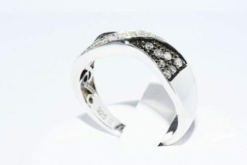תכשיט לכלה ולערב: טבעת כסף בשיבוץ 14 יהלומים אפורים + 6 יהלומים לבנים מידה: 7